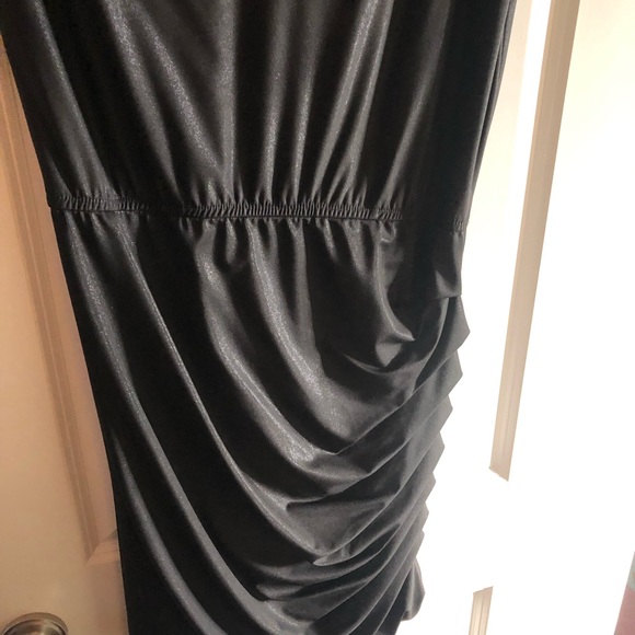 Black party dress with ruched skirt - NWT le chateau - Picture 2 of 3